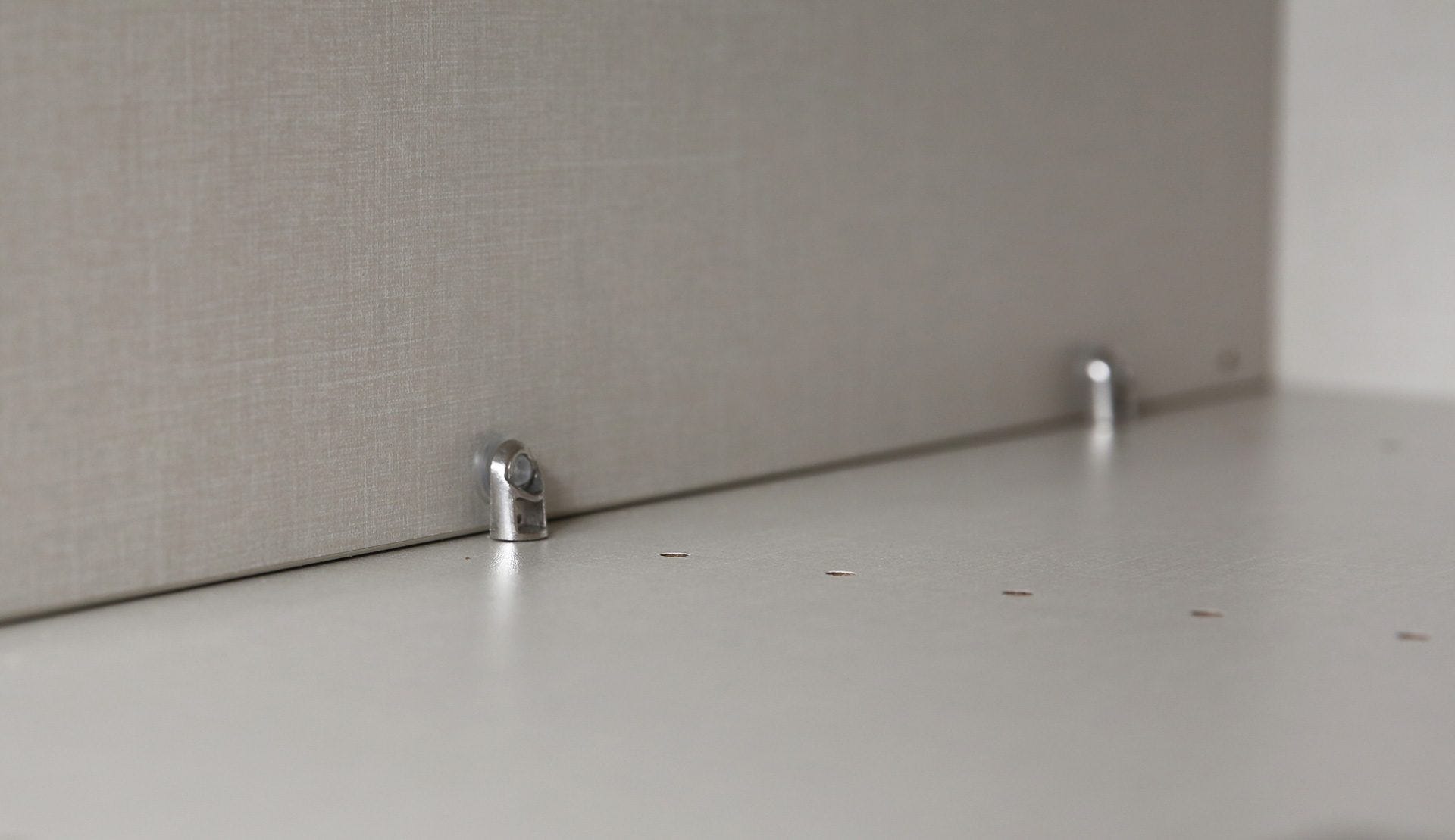 closeup-frameless-studs-1